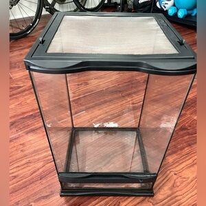 Naturalistic terrarium enclosure